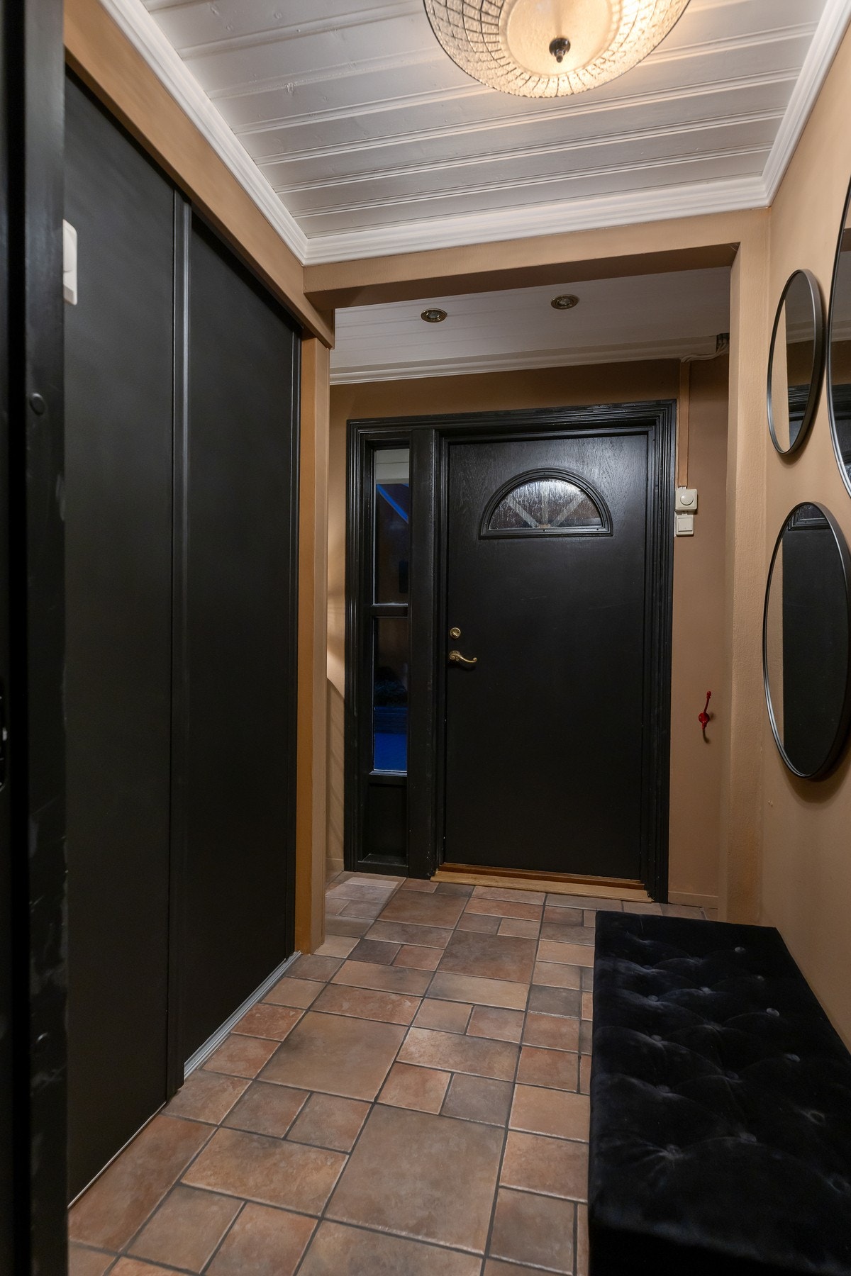 Inngangsparti med skyvedørsgarderobe Galleribilde