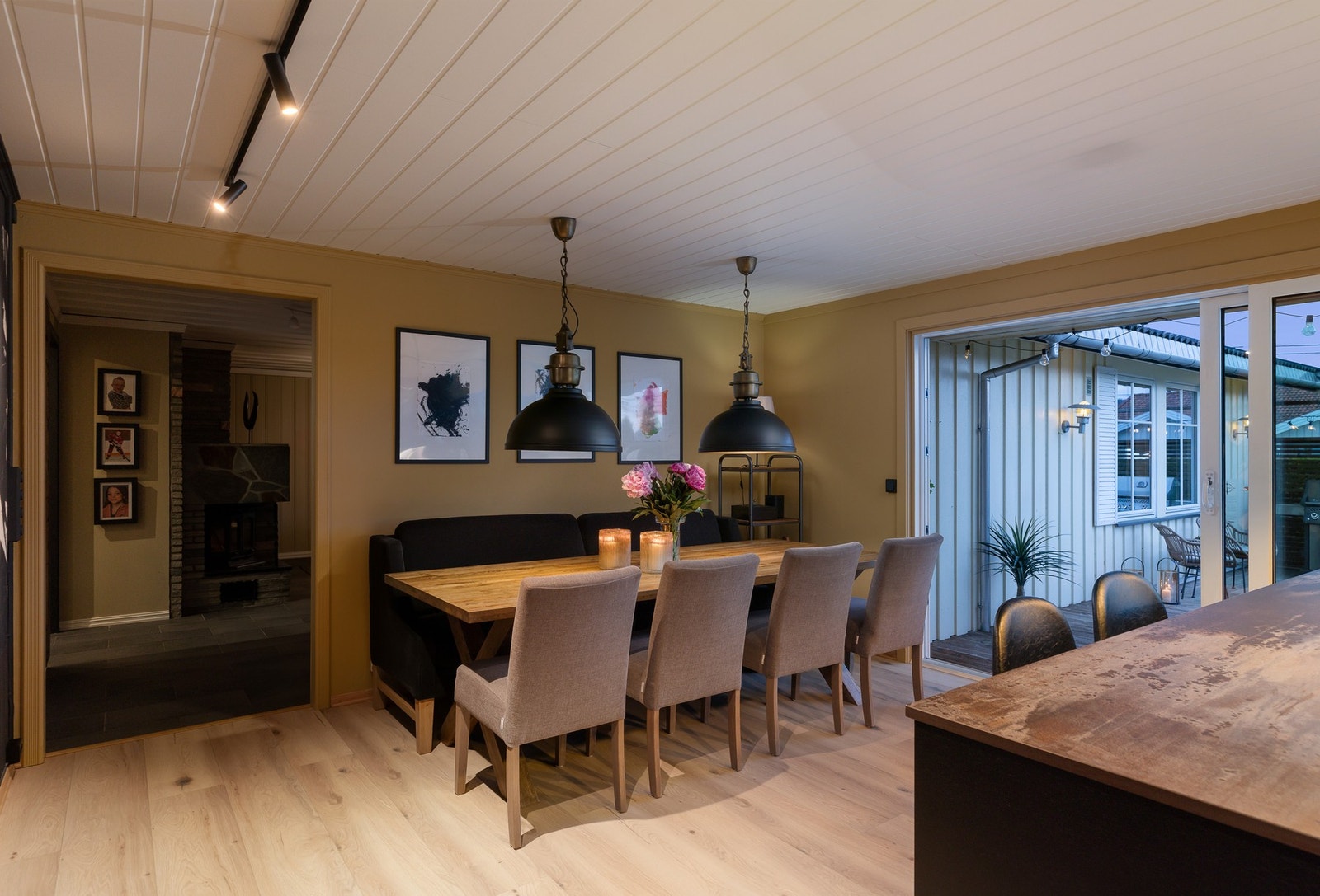 Spisestue med utgang til terrasse Galleribilde