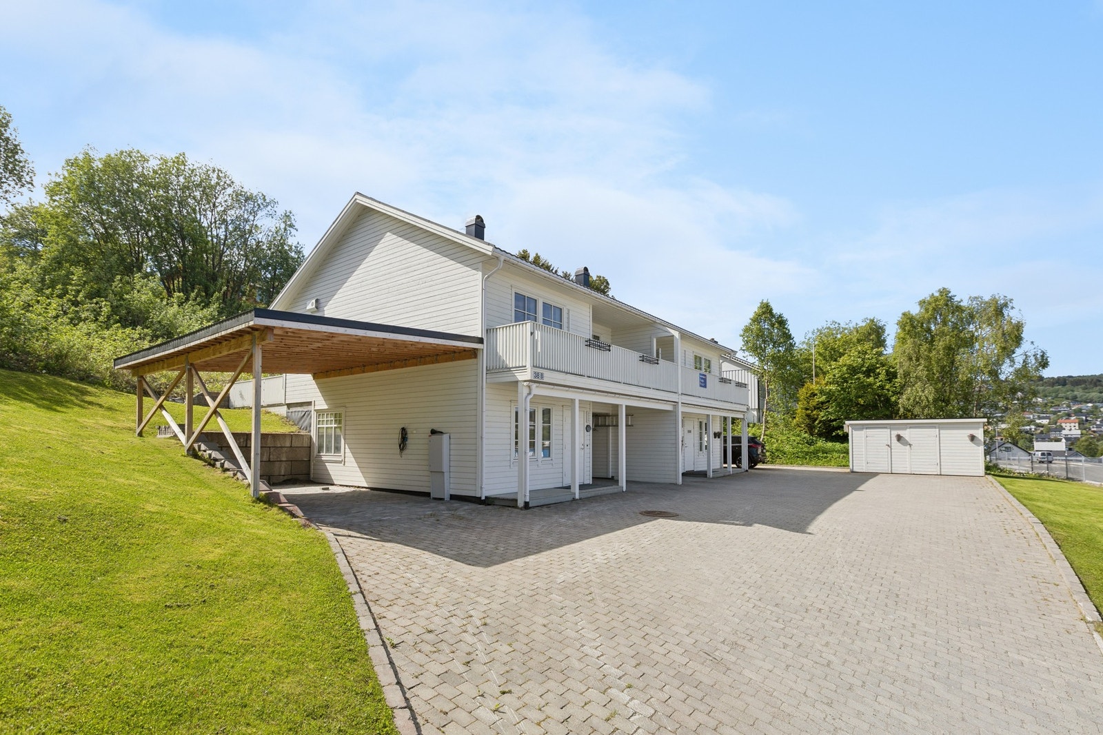 Steinbelagt gårdsplass med enkel adkomst og gode parkeringsmuligheter. Galleribilde