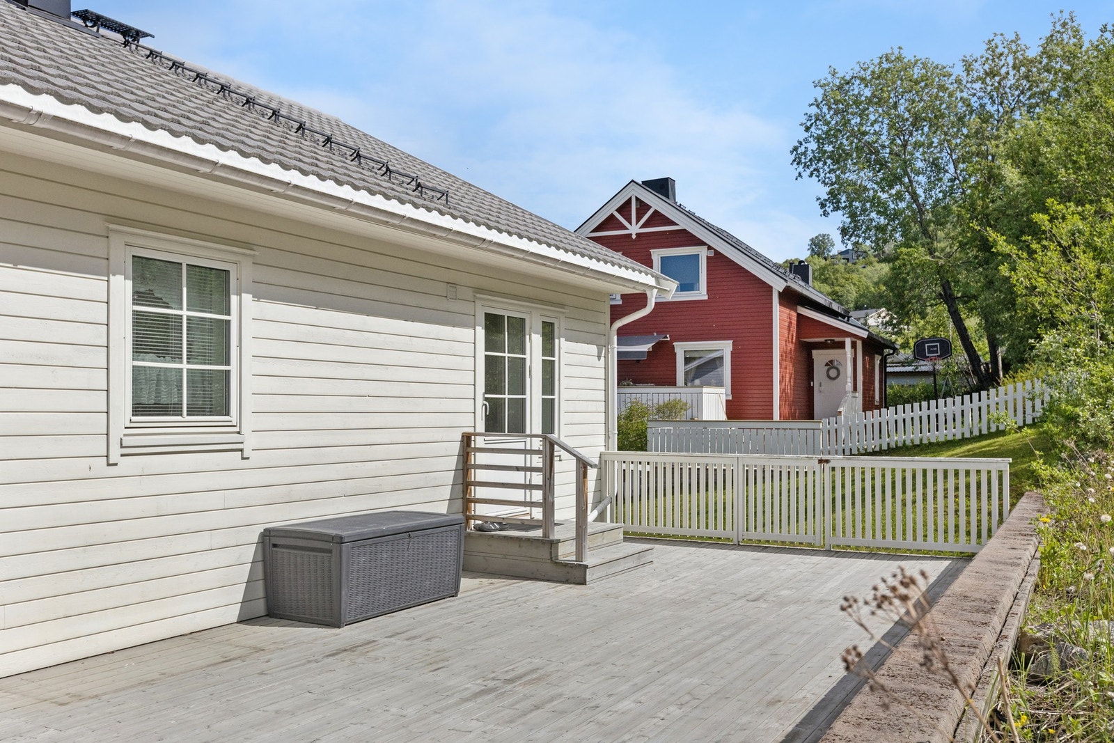 Den store terrassen er et naturlig samlingspunkt med god plass til utemøbler og grill. Galleribilde