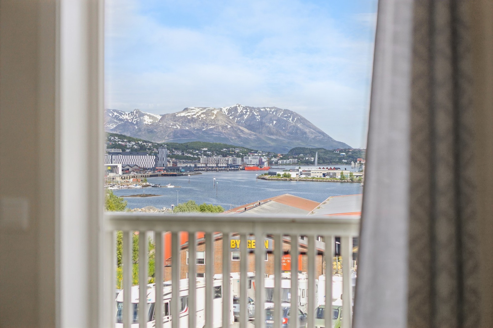 Fin utsikt mot Harstadbotn, Vågsfjorden, byen og fjellene. Galleribilde