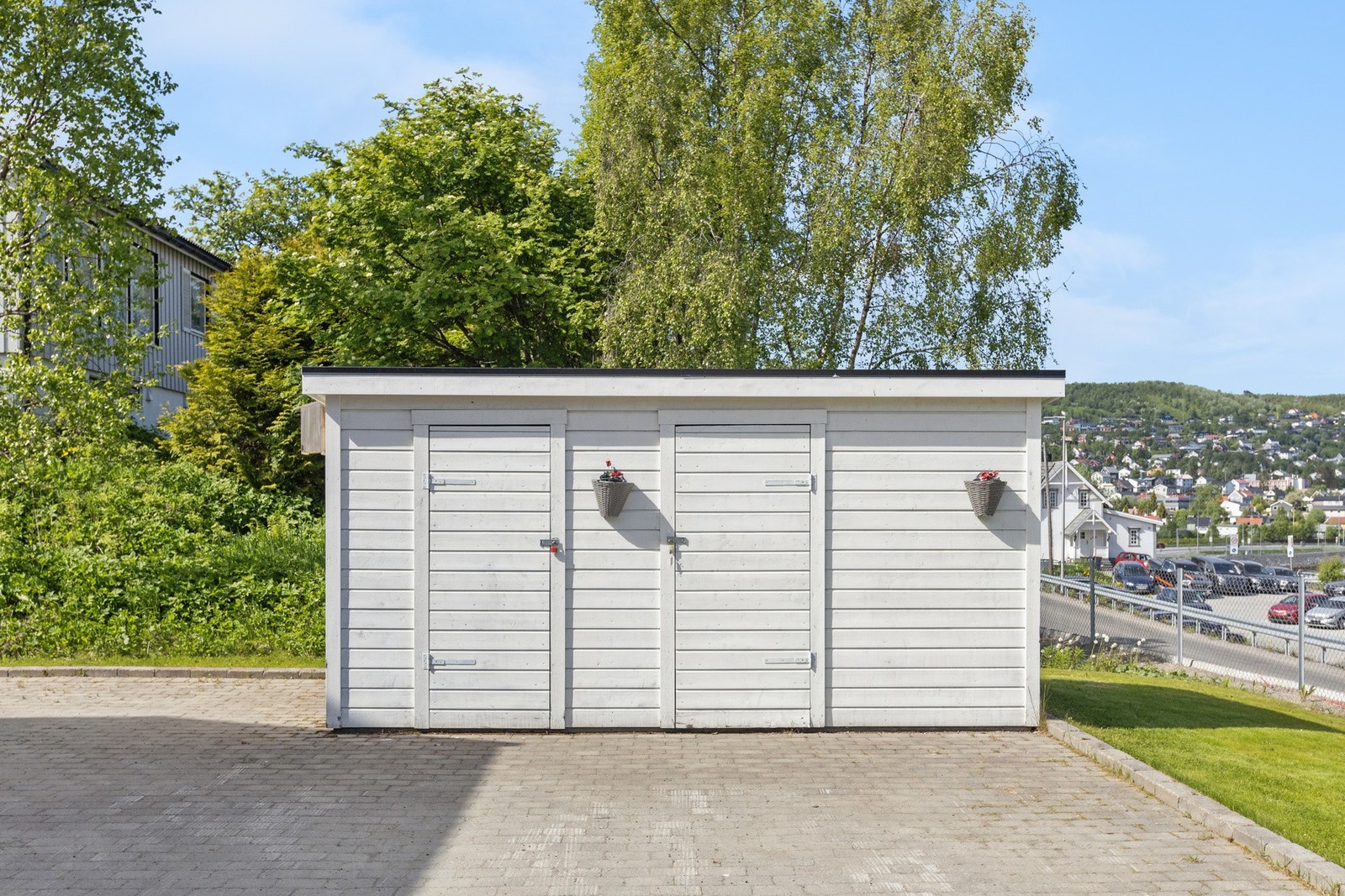 Frittstående utebod gir ekstra lagringsplass for hageredskaper og utstyr. Utebod er felles for seksjon nr 1 og 2. Bodene har adskilt skillevegg og separate inngangsdører. Galleribilde