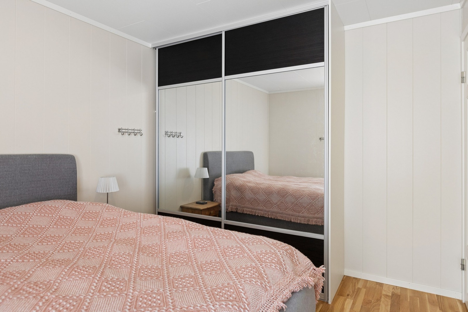 En stor skyvedørsgarderobe med speilfronter gir rikelig med oppbevaringsplass. Galleribilde