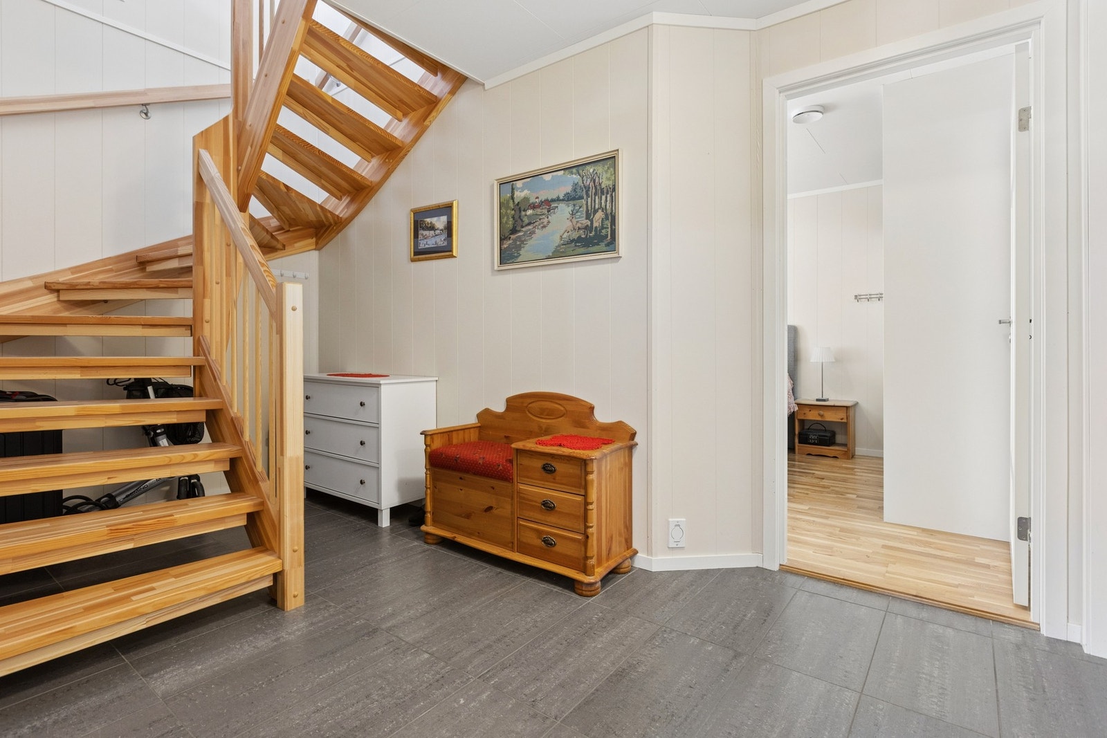 Fra gangen i første etasje fører trappen opp til hovedplanet. Galleribilde