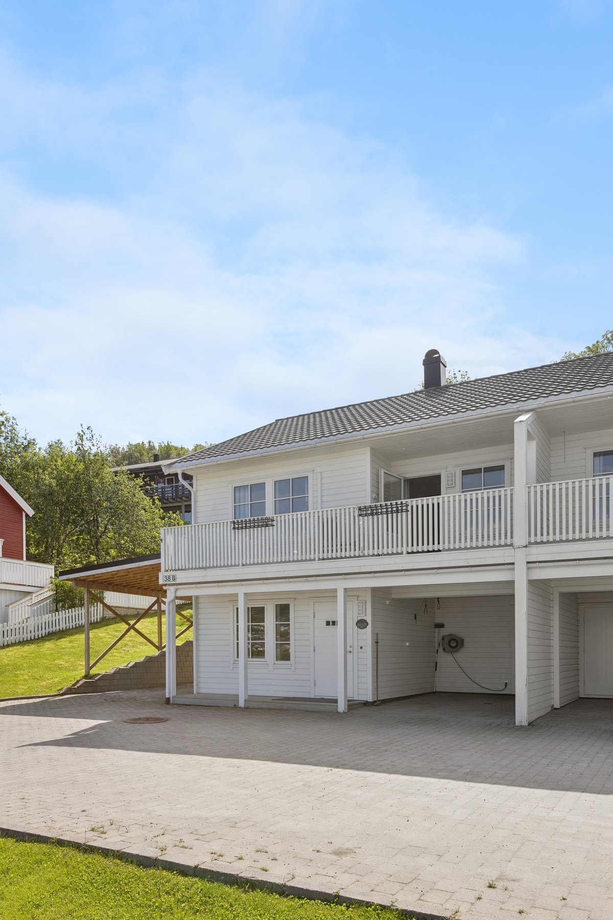 Vertikaldelt tomannsbolig med klassisk, nordisk arkitektur. Galleribilde