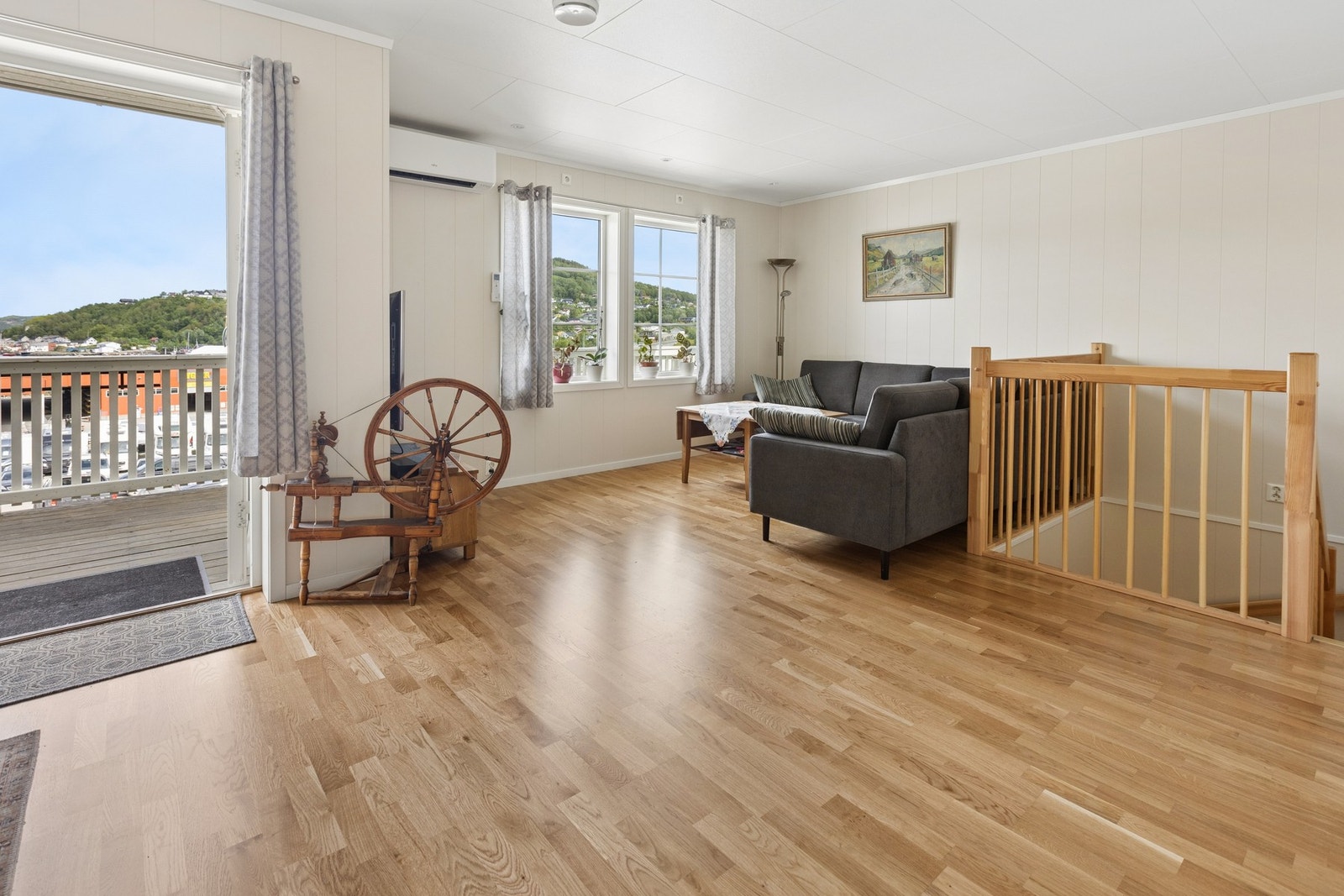 Fra stuen er det utgang til en overbygget balkong hvor utsikten kan nytes. Galleribilde