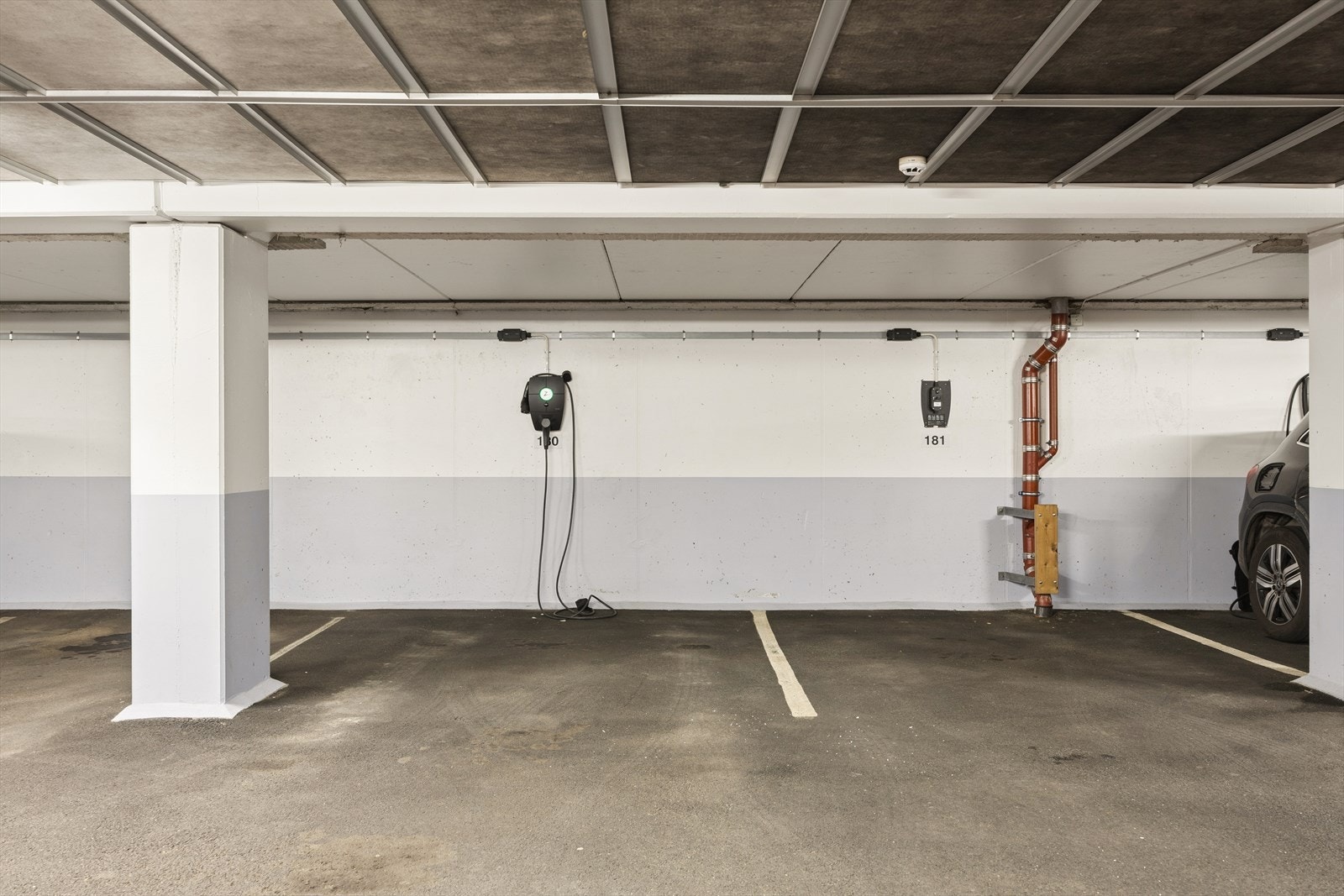 Med leiligheten følger en garasjeplass på ca. 12 m² med installert elbillader, merket som plass nr. 180. Galleribilde