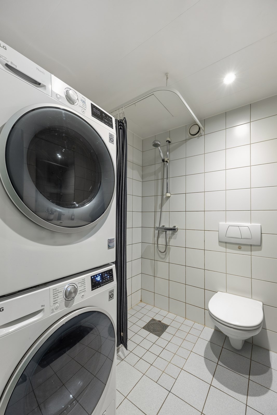 Praktisk opplegg for vaskemaskin på badet. Galleribilde
