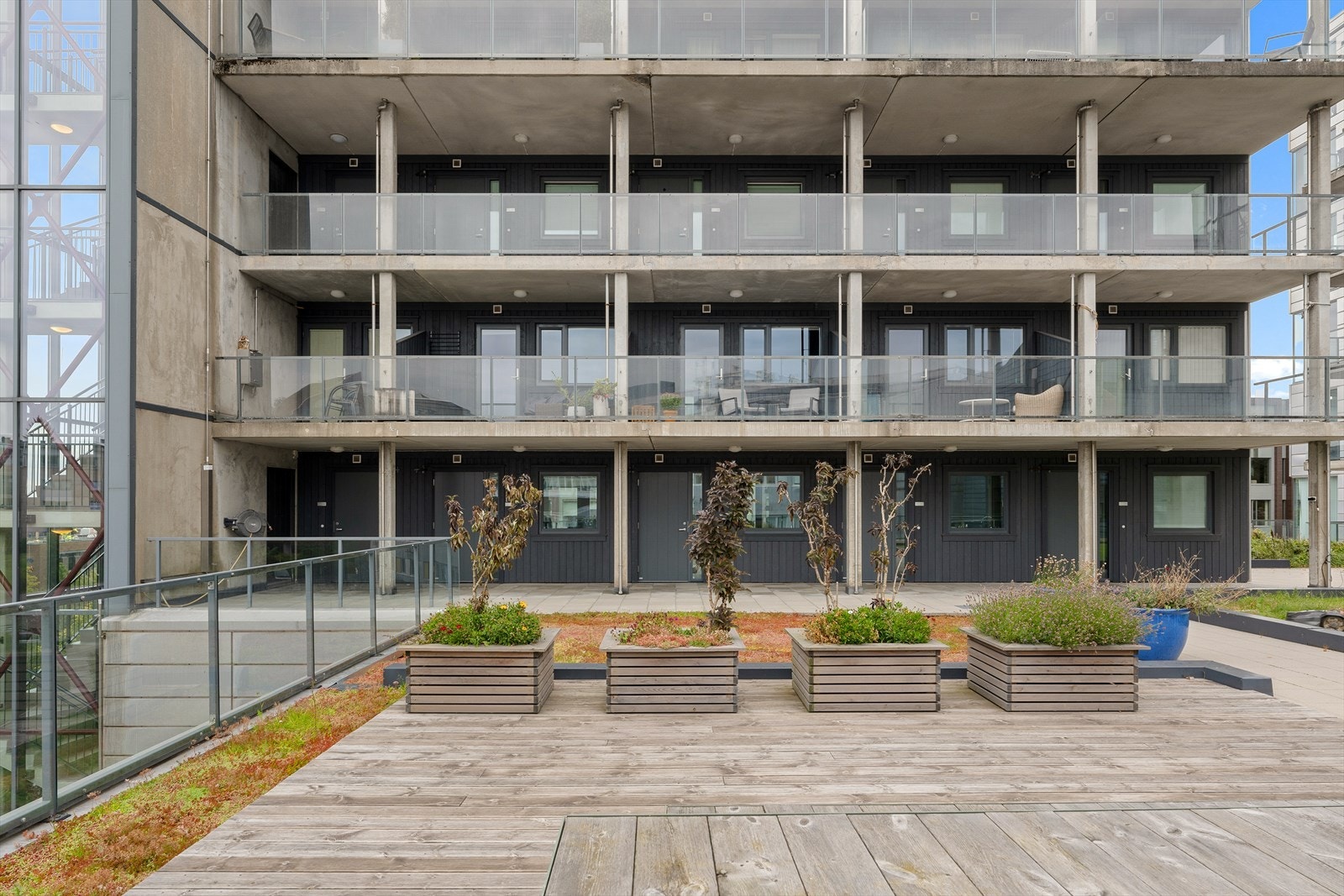 Bygget har en moderne fasade med en kombinasjon av fasadeplater og betong. Galleribilde