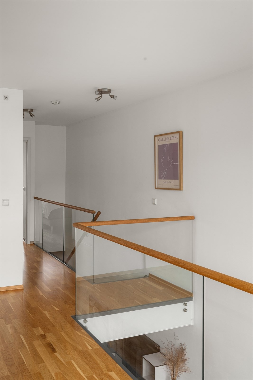 I toppetasjen møtes du av en åpen gang som leder videre til rommene. Galleribilde