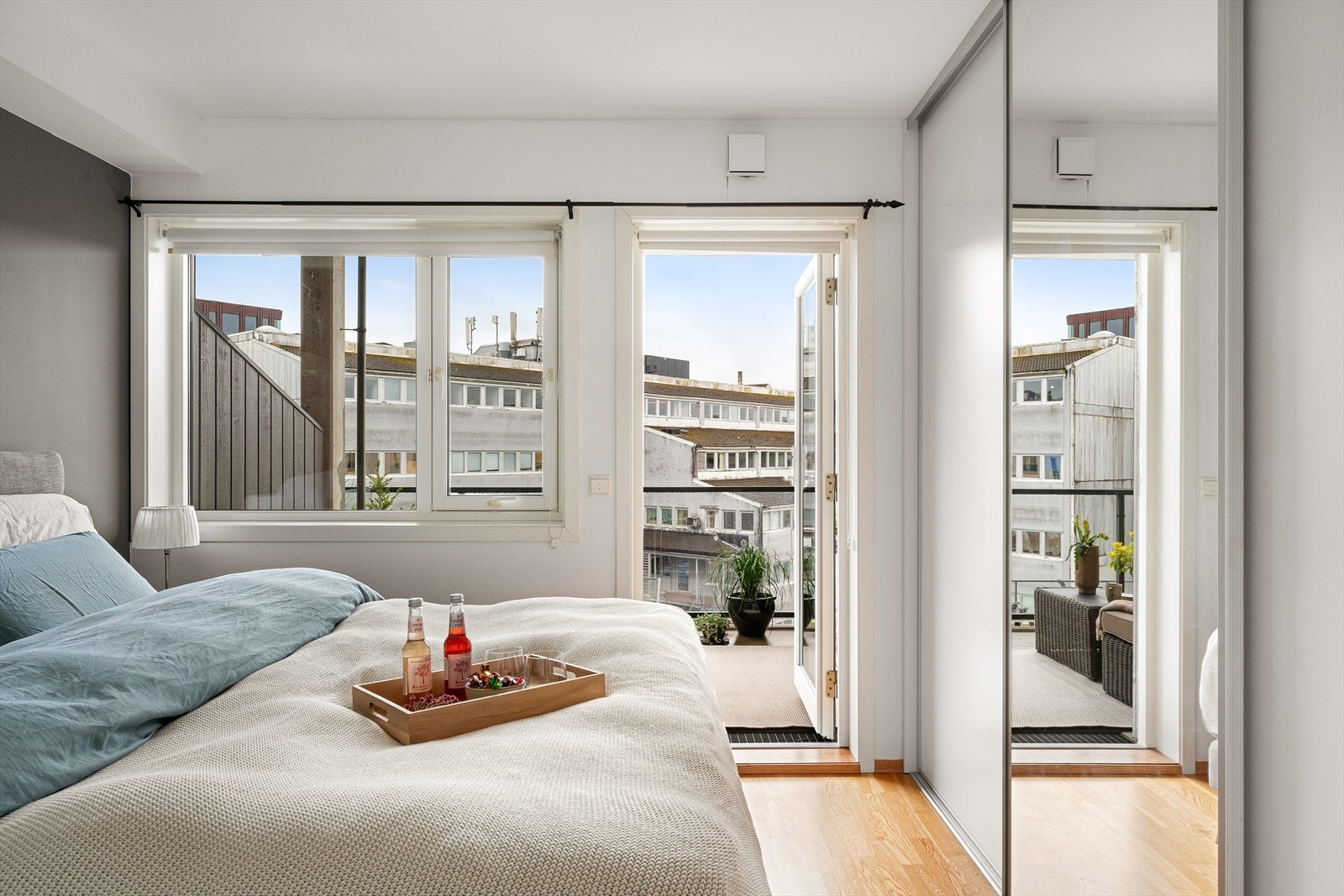 Skyvedørsgarderobe med speilfronter gir rikelig med oppbevaringsplass. Galleribilde