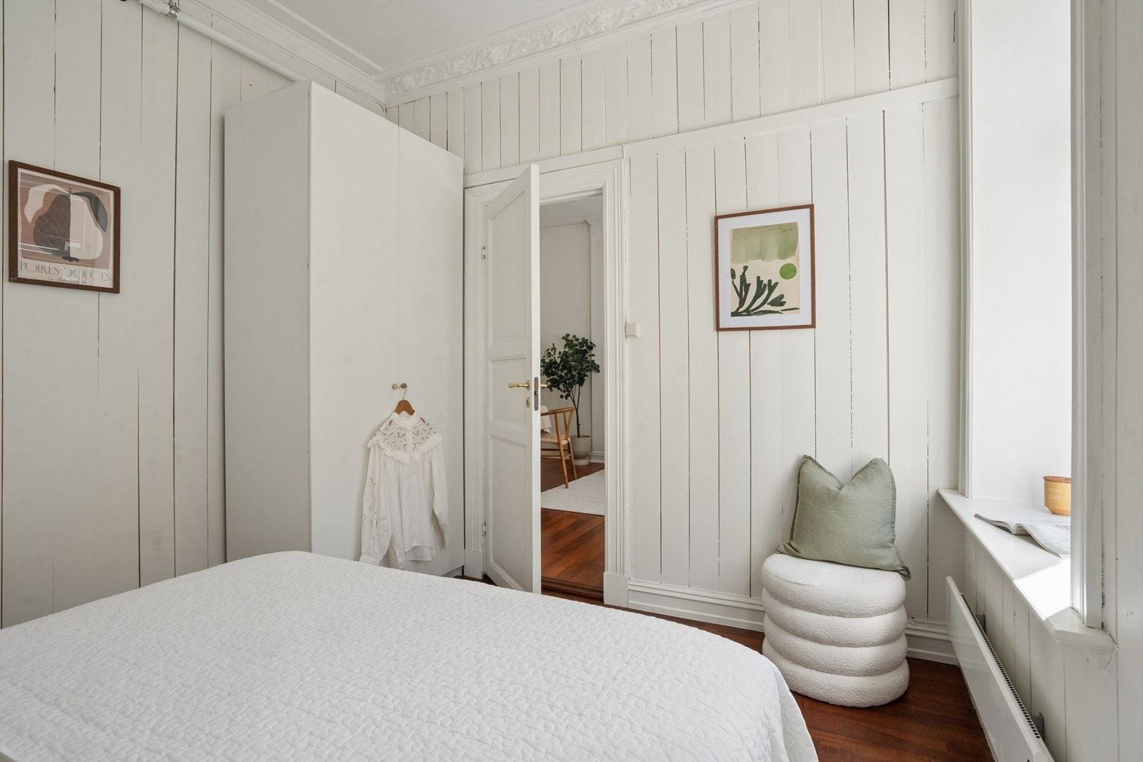 Soverom med garderobeskap Galleribilde