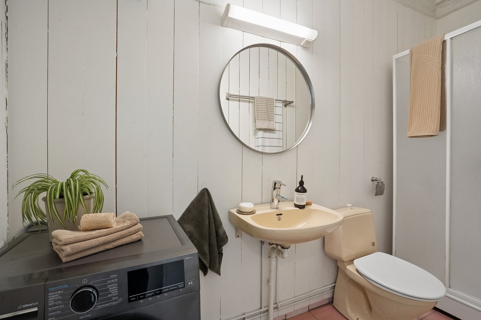 Baderom med opplegg for vaskemaskin Galleribilde