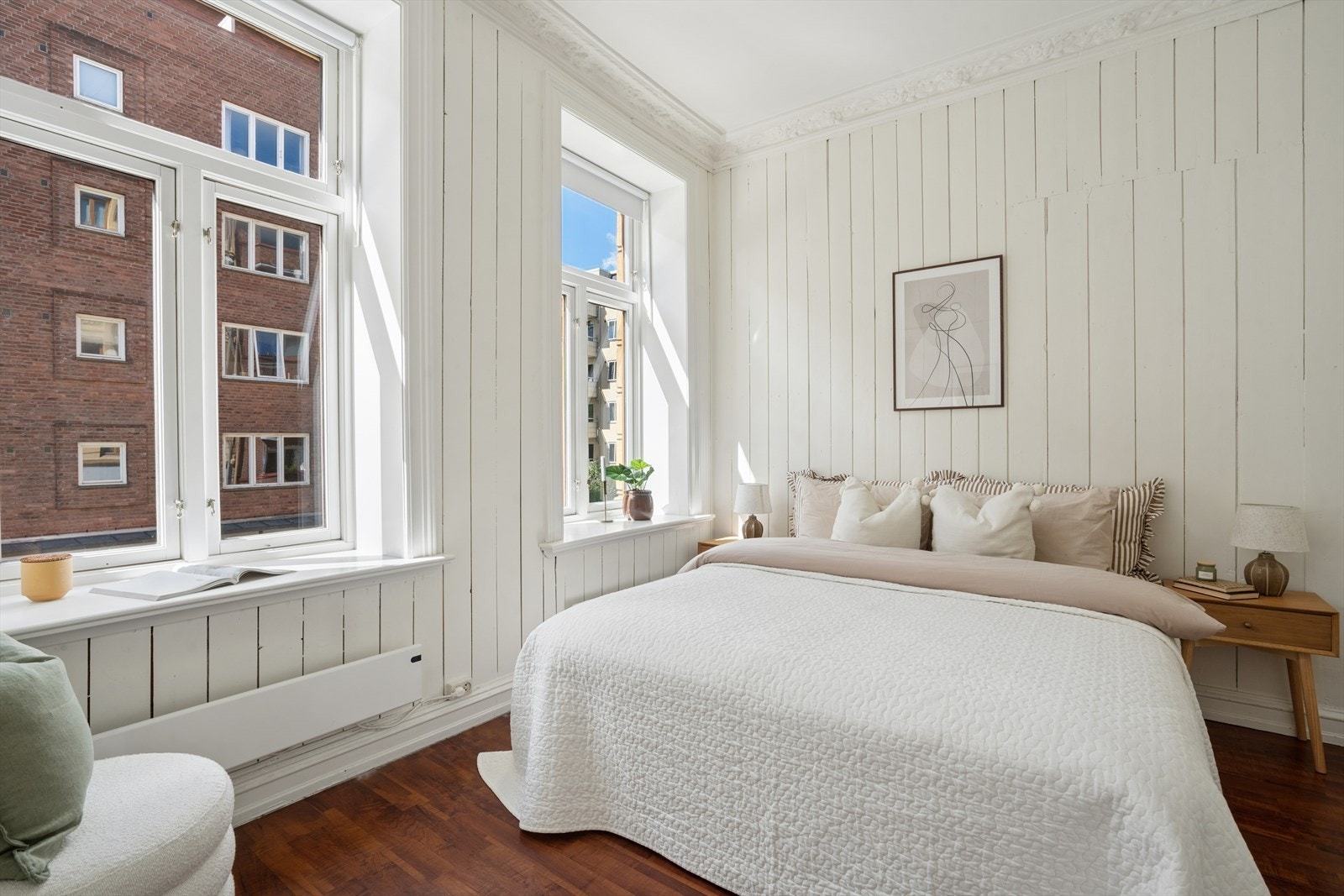 Stort soverom med god plass til dobbeltseng Galleribilde