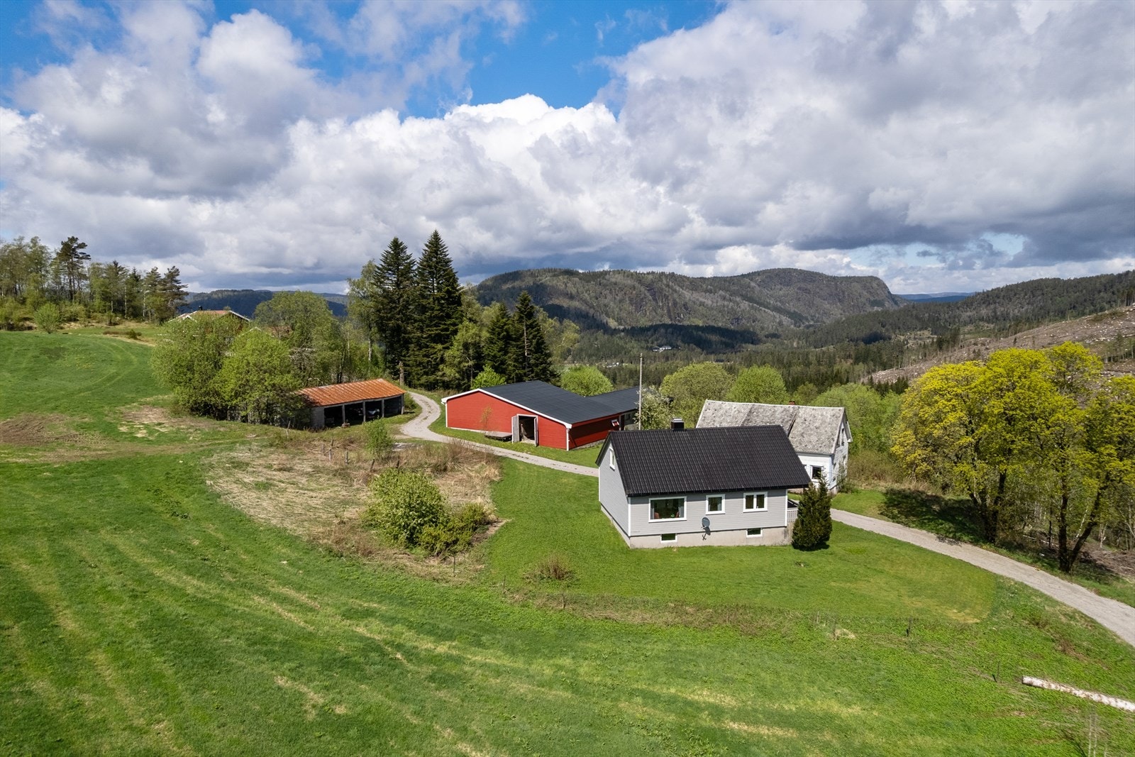 Bolighus (grått hus) med adresse, Naglestadveien 299 Galleribilde
