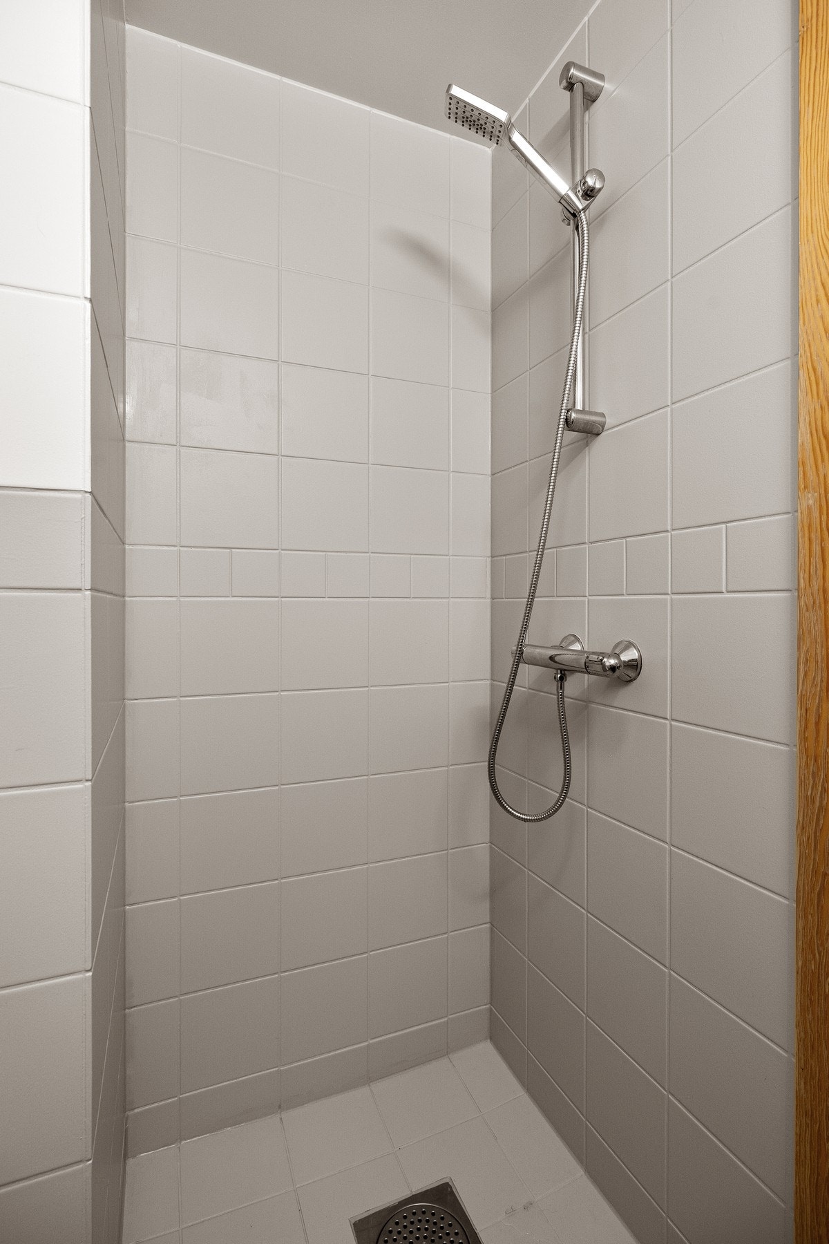 Det er plass og opplegg til vaskemaskin, noe som gjør badet komplett og godt tilrettelagt for en enkel hverdag. Galleribilde