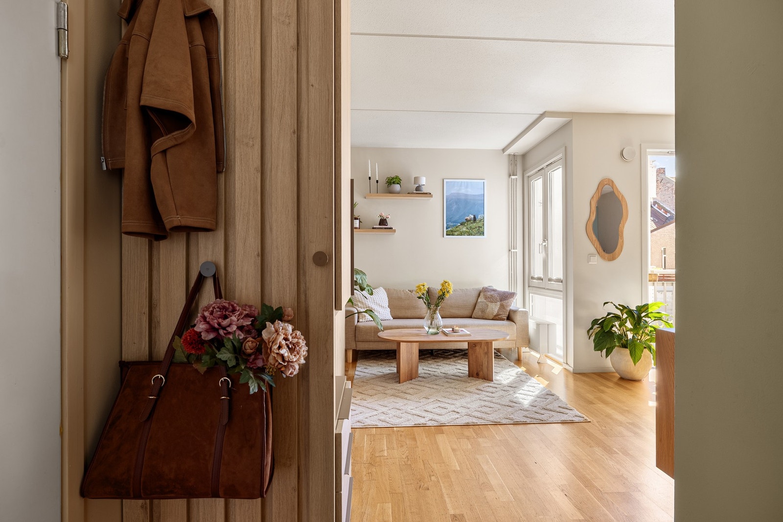 Adkomst til boligen skjer via felles trappeoppgang, med tilgang til heis. Galleribilde