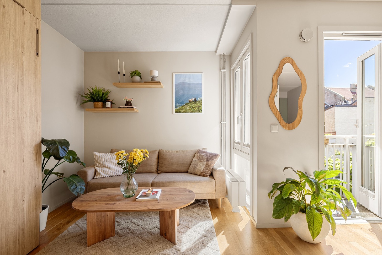 Leiligheten har en lys og romslig stue med svært god arealutnyttelse og fleksible møbleringsmuligheter. Galleribilde