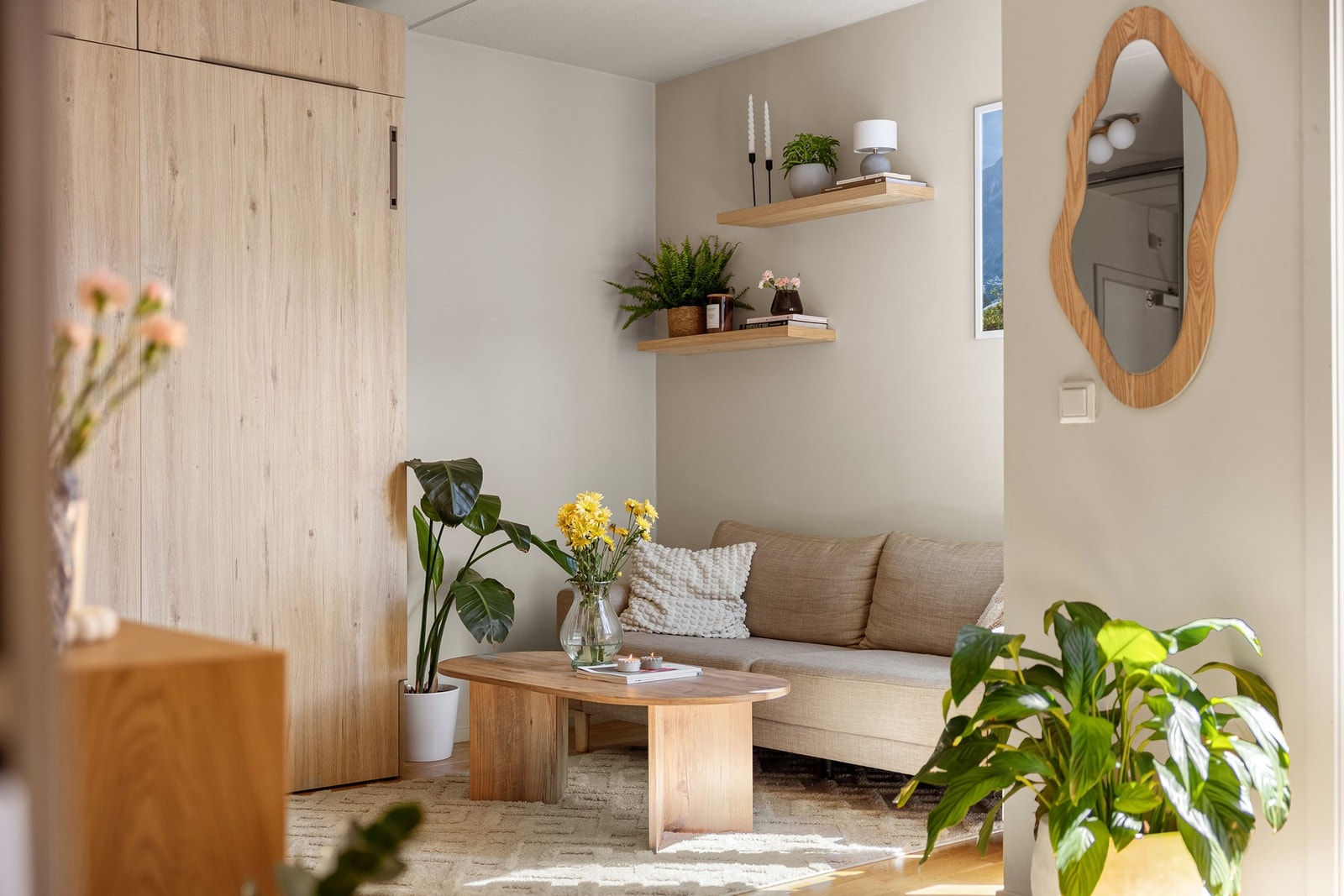 Boligen vender i sin helhet mot en rolig og pent opparbeidet bakgård. Galleribilde