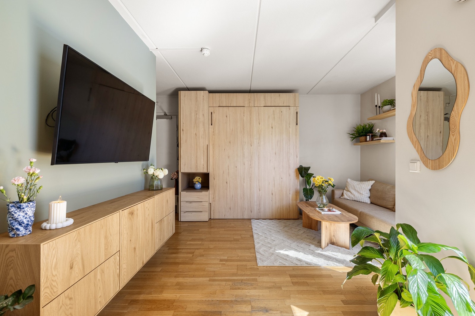 Dette gir god plass til både sofagruppe, TV-løsning og spiseplass. Galleribilde