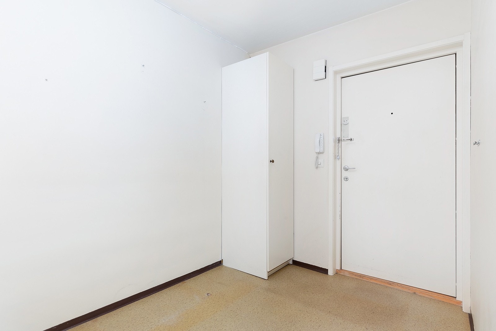 Lys og romslig entré med god plass til skap for oppbevaring. I entréen er det ytterligere plass til større garderobeskap. Galleribilde