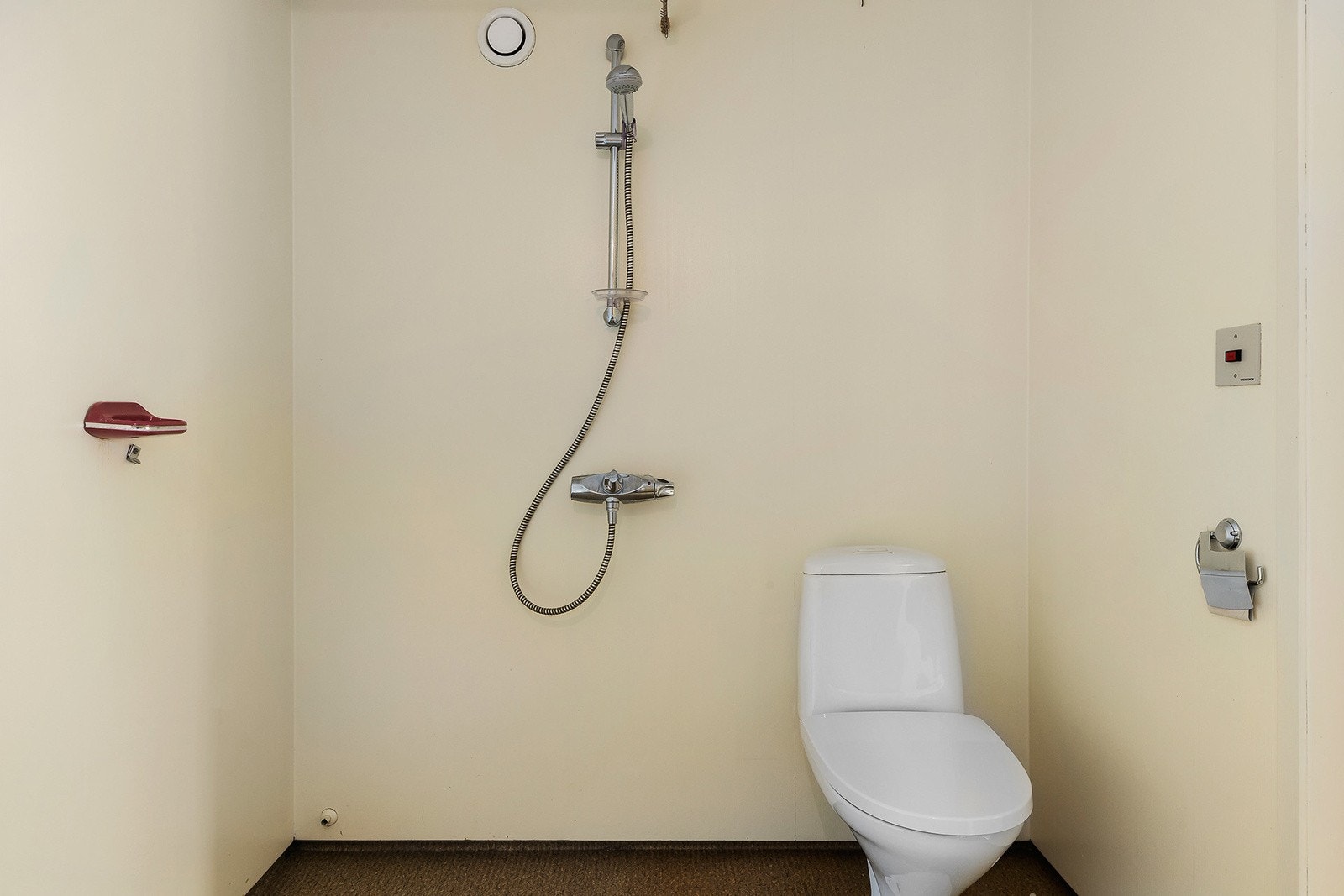 Eldre bad med servant, dusjplass og wc. Varmekabel, samt opplegg for vaskemaskin. Galleribilde