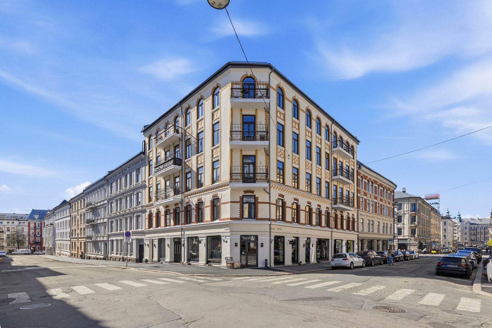 Leiligheten er beliggende i 5.etasje med heisadkomst og byr på god takhøyde og store vinduer. Galleribilde