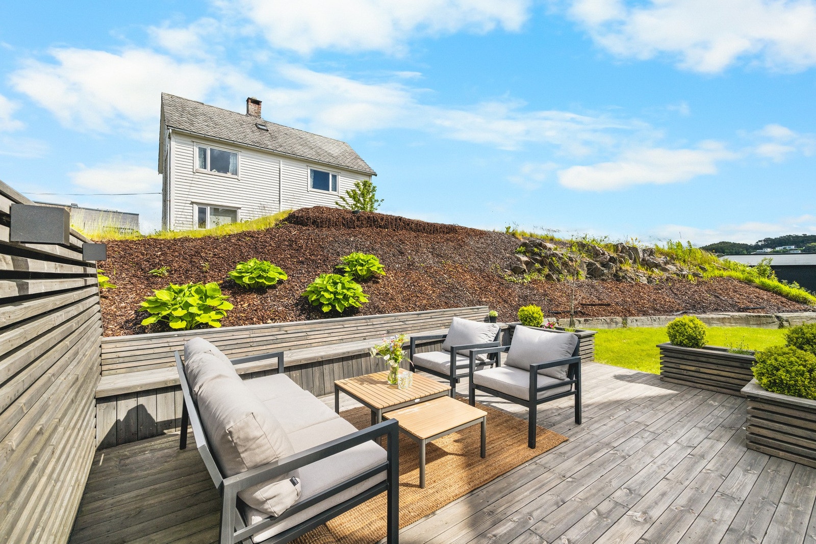 Ved inngangspartiet har du en terrasseplatting på 18,8 kvm Galleribilde