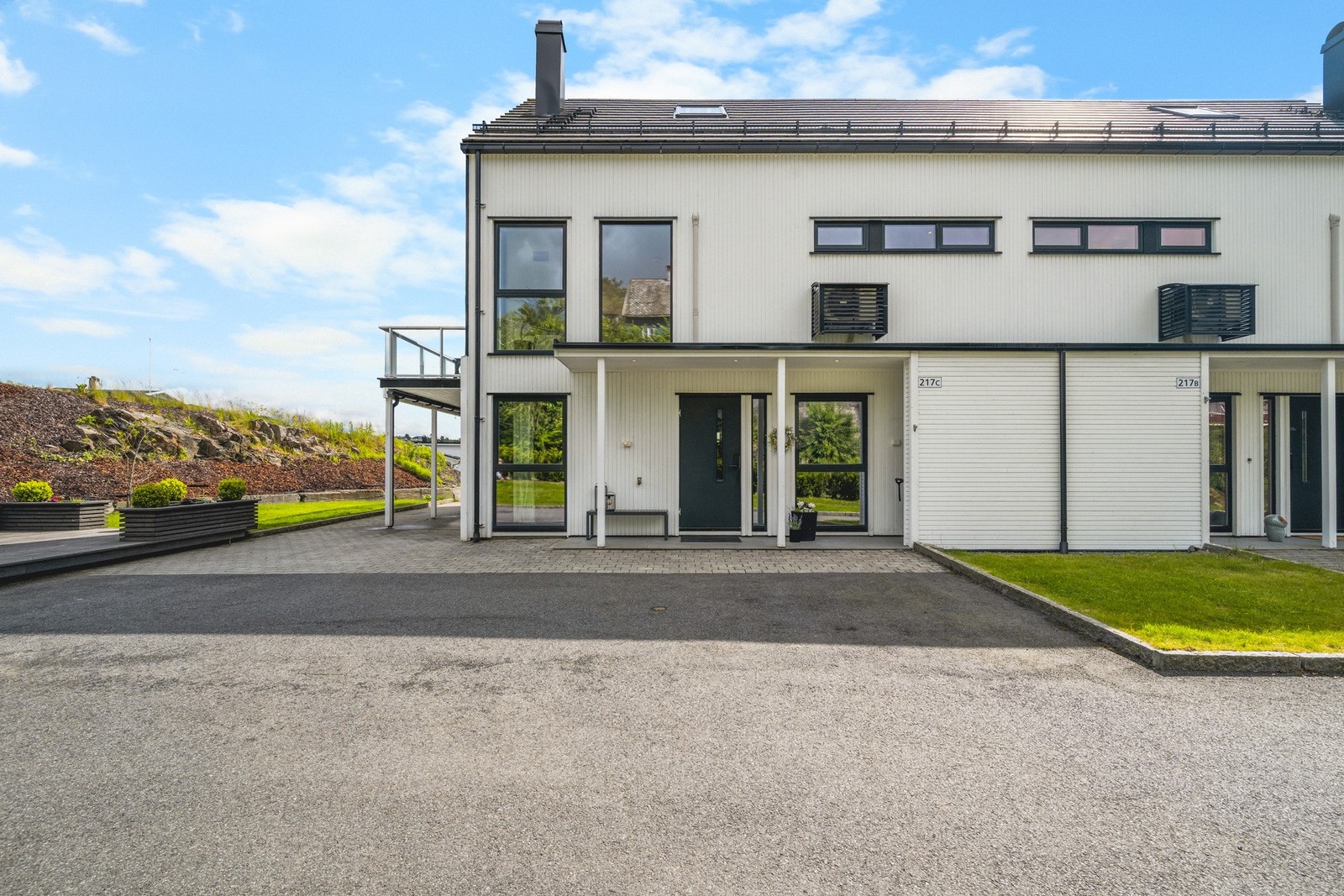 Det er flere biloppstillingsplasser, samt carport Galleribilde