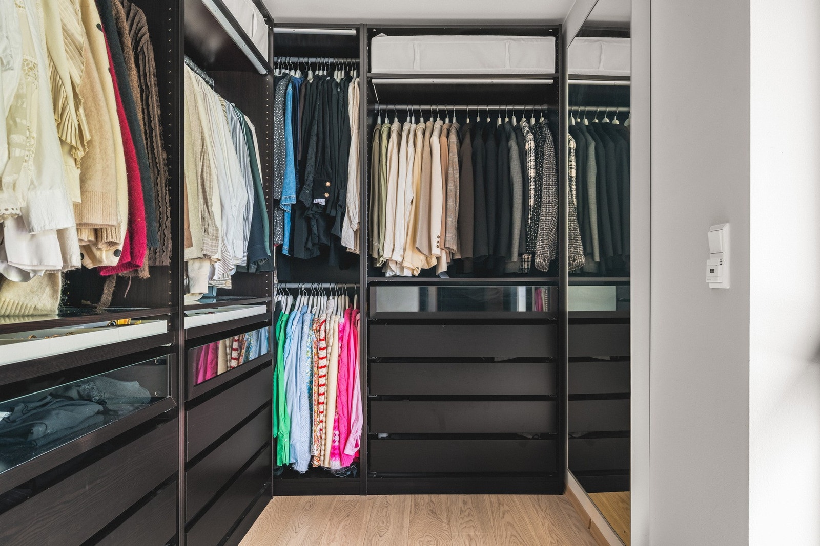 Det ene har tilkomst fra entréen og blir benyttet som walk-in closet Galleribilde