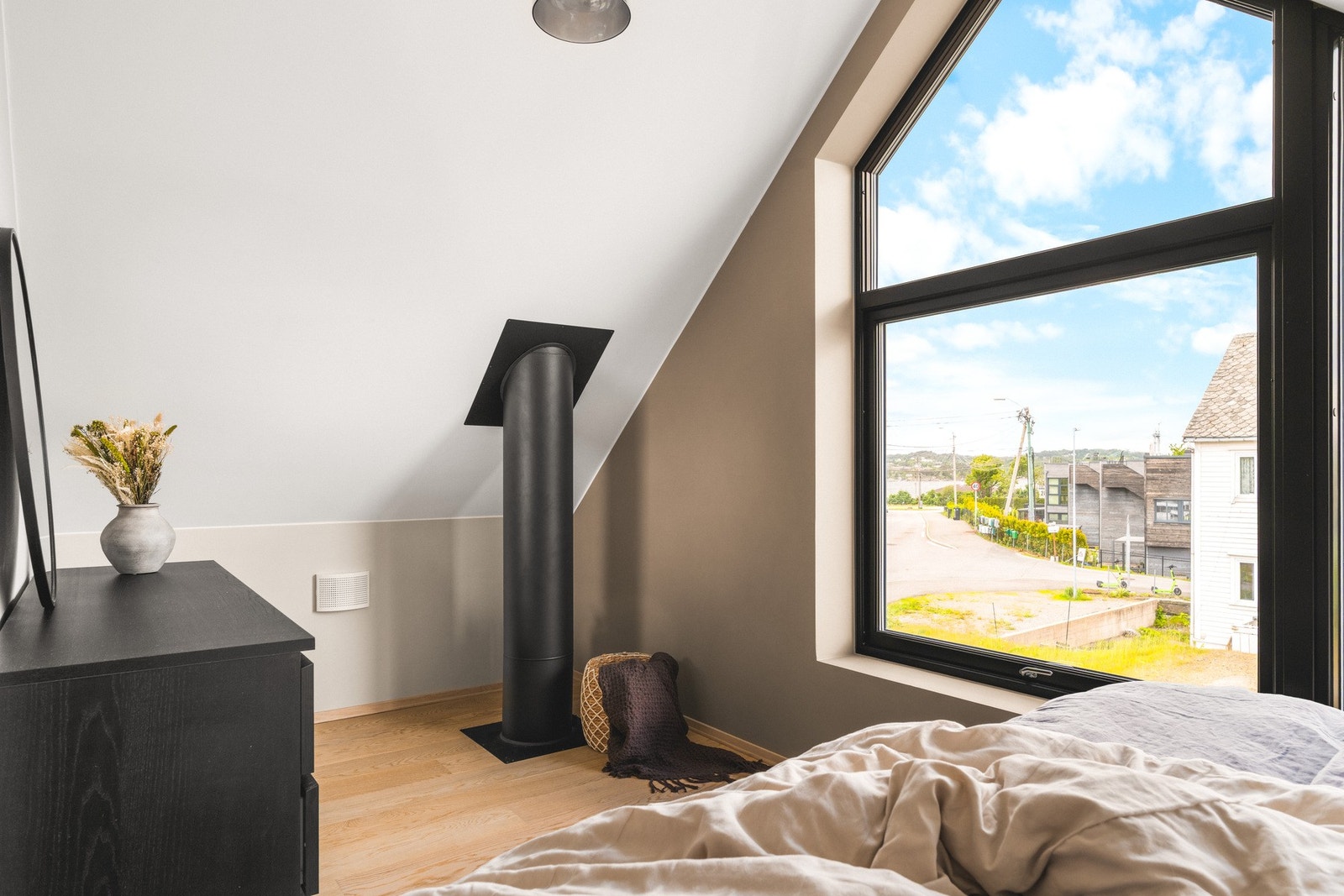 Det er plass til en dobbeltseng, nattbord og garderobe Galleribilde