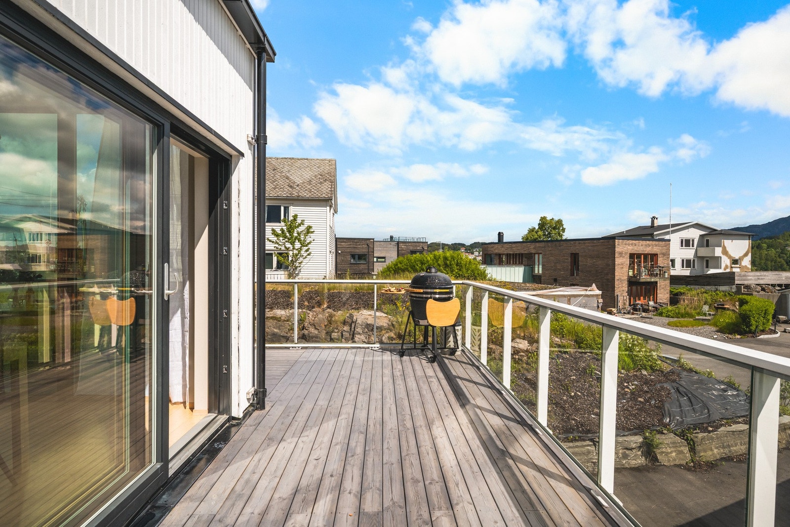 Fra stuen er det utgang til terrasse på 38,1 kvm Galleribilde