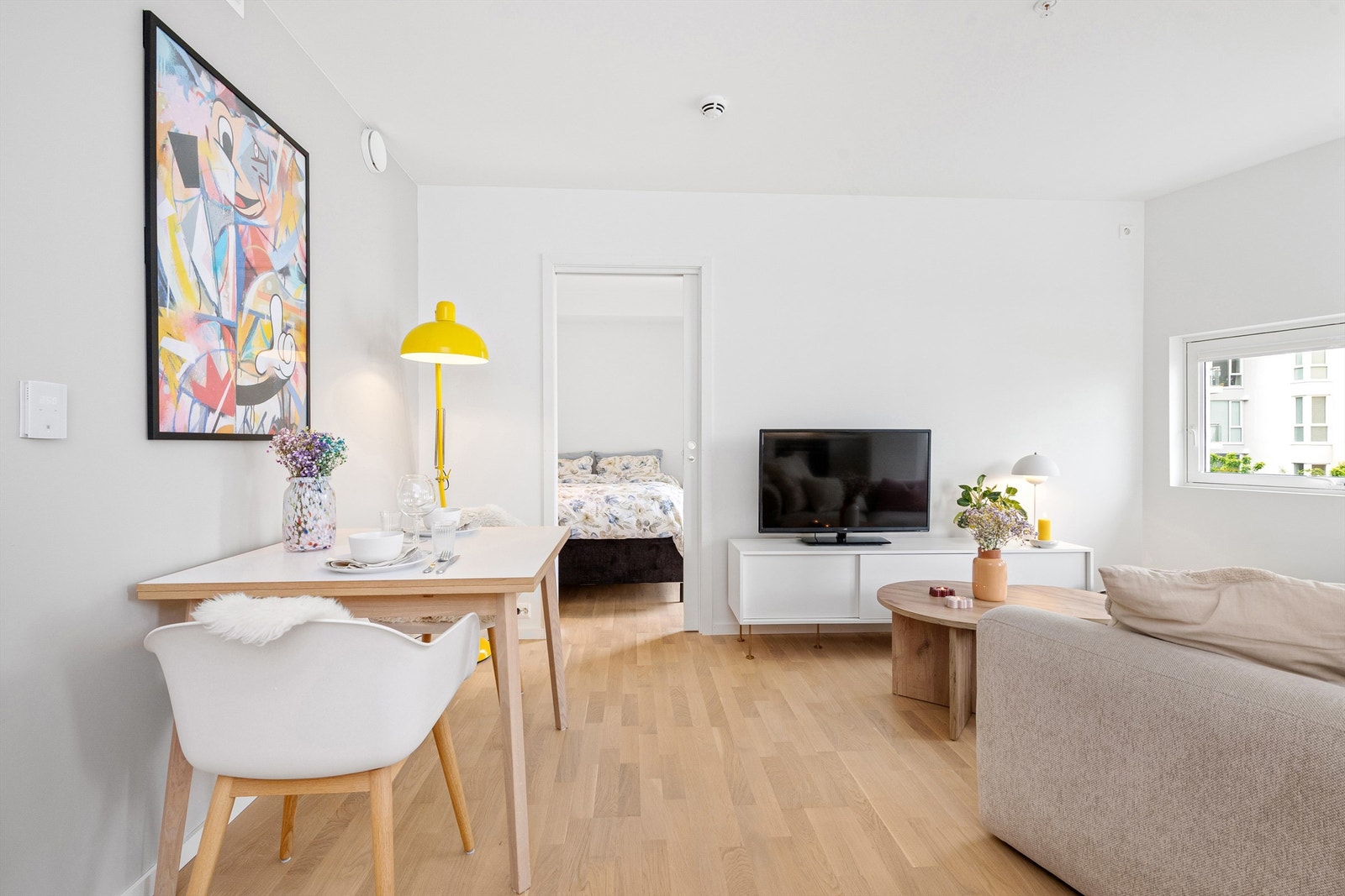 Det er plass til spisebord på stuen Galleribilde