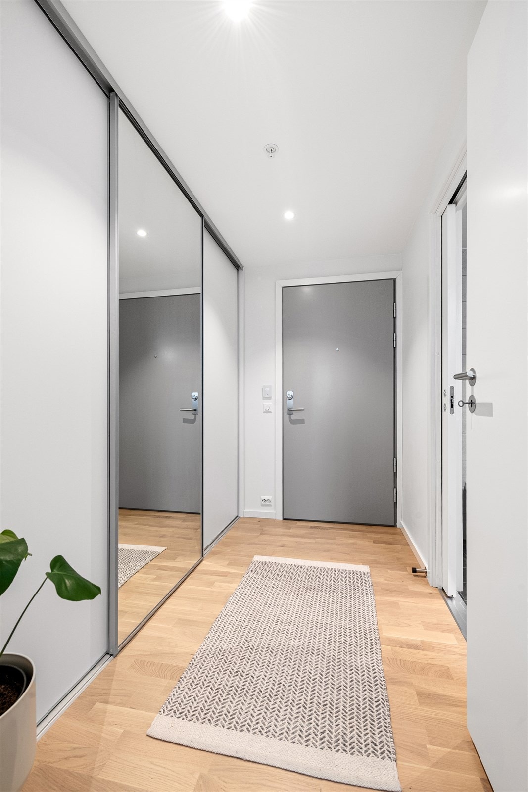Entréen gir et godt førsteinntrykk, og har god plass til oppbevaring av sko og yttertøy i stor skyvedørsgarderobe med dels speilfront som også gir en god romfølelse i entrèen Galleribilde