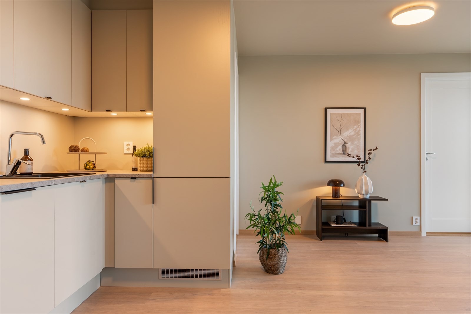 Godt med arbeidslys under overskapene Galleribilde