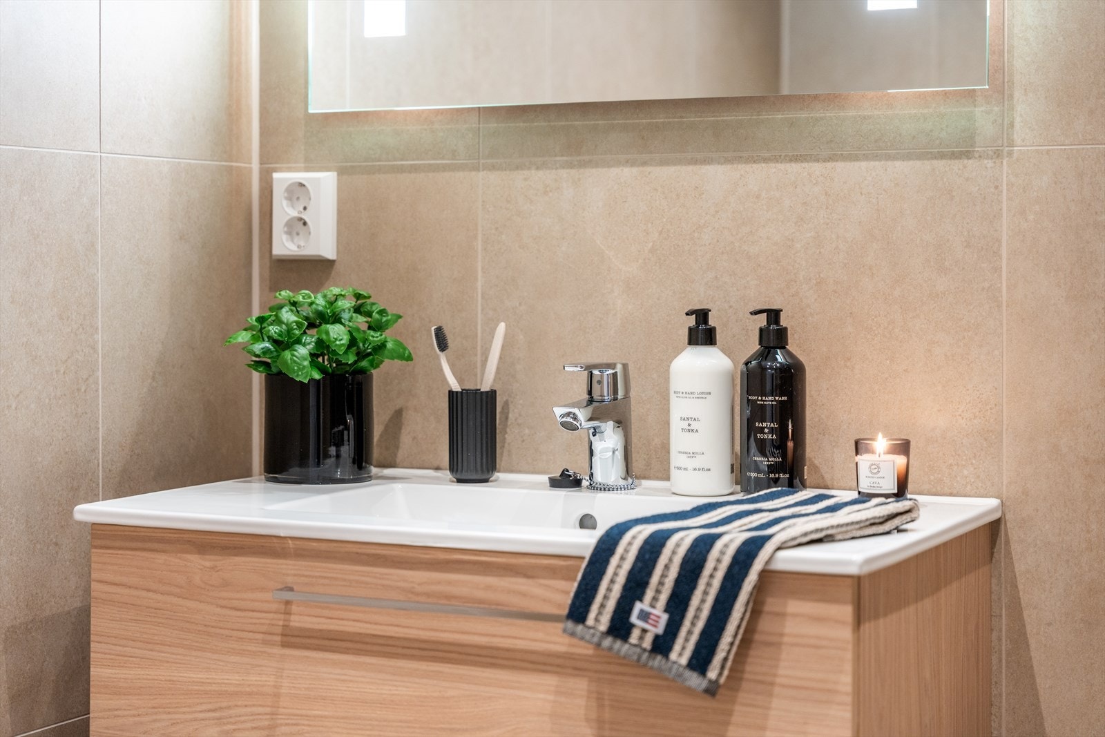 Badet har svært lekre farge- og materialvalg Galleribilde