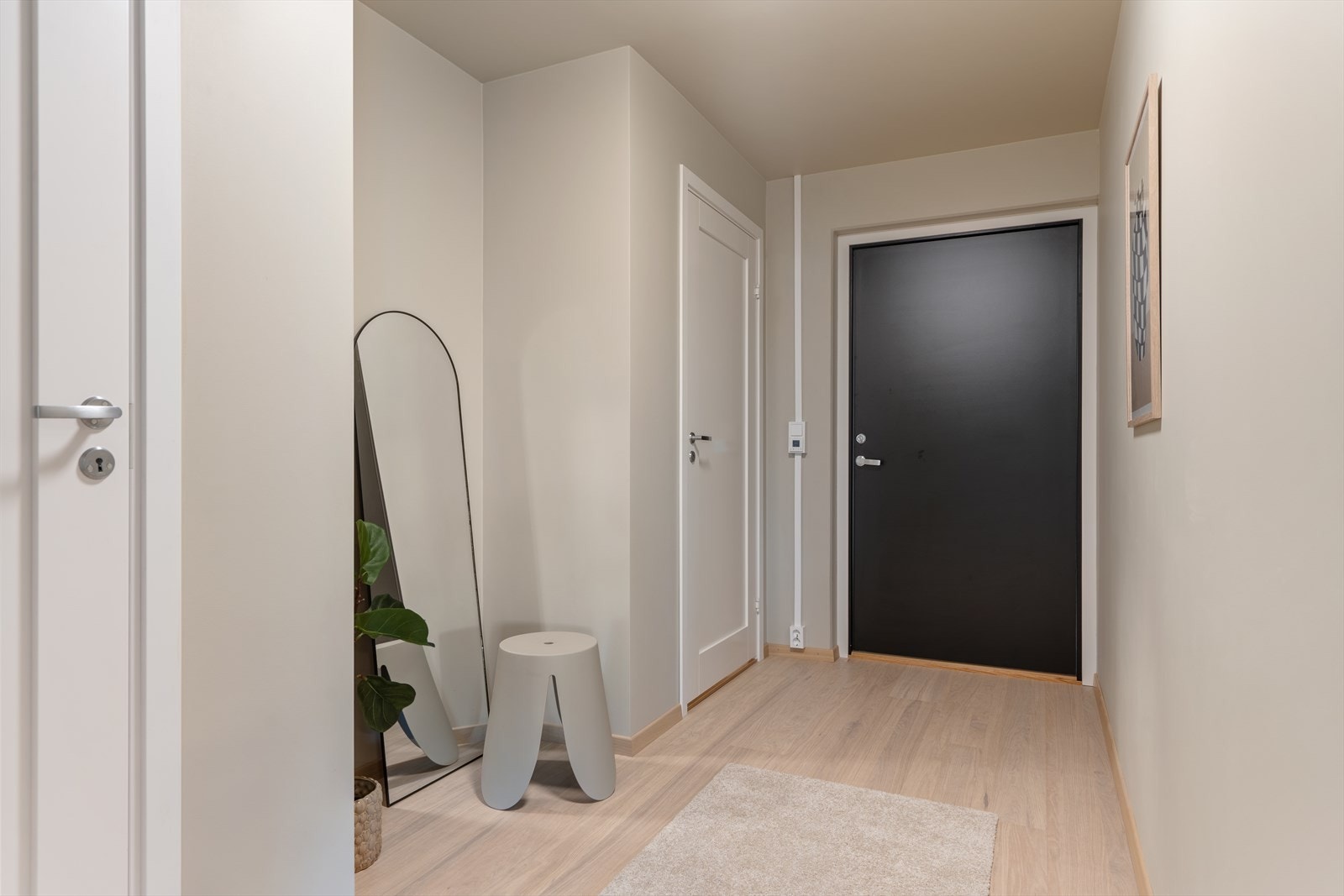 Romslig hall med praktisk nisje med plass til skyvedørsgarderobe med god plass til yttertøy Galleribilde