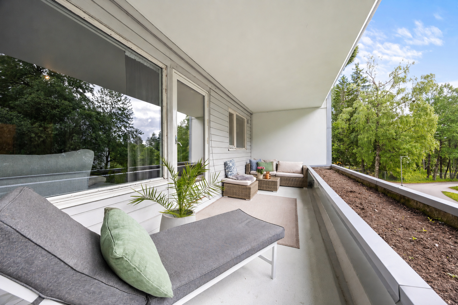 En lys og romslig 2-roms selveier med en stor, vestvendt terrasse på hele 14 m² Galleribilde