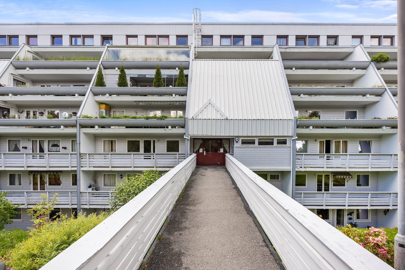 Boligen ligger høyt og fritt til i Stovner bydel, med kort vei til Stovner Senter, marka og Stovner T-banestasjon Galleribilde