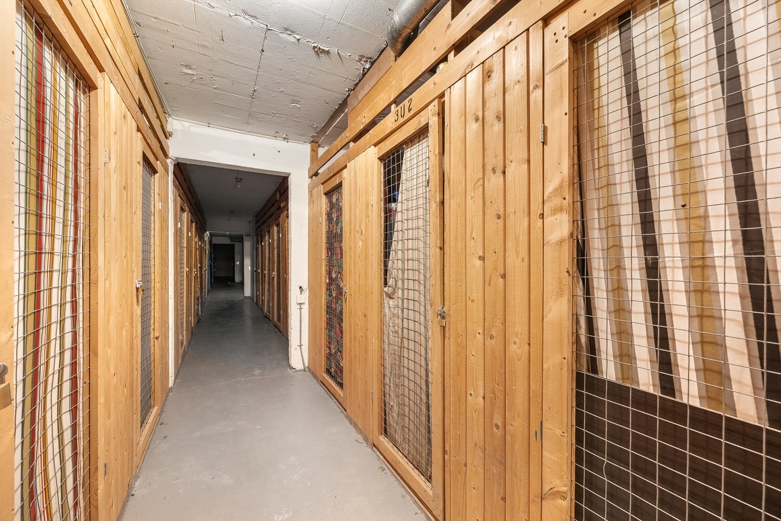Leiligheten disponerer en ekstern bod på 3 m² beliggende i samme plan for ekstra lagringsplass Galleribilde