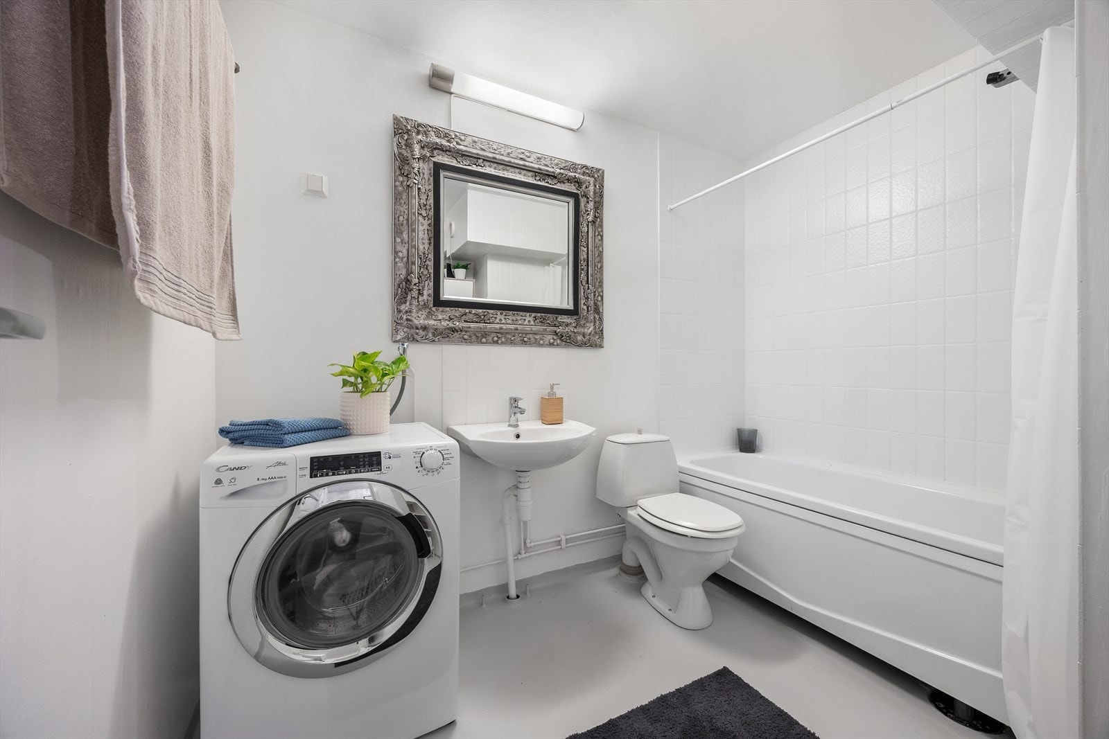 Badet er utstyrt med badekar, servant, toalett og har opplegg for vaskemaskin. Galleribilde