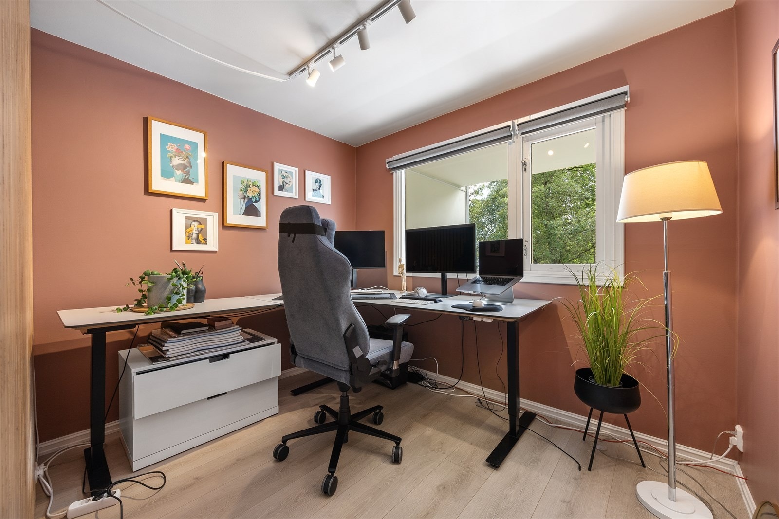Soverom som i dag benyttes som kontor. Rommet har laminatgulv og malte flater Galleribilde