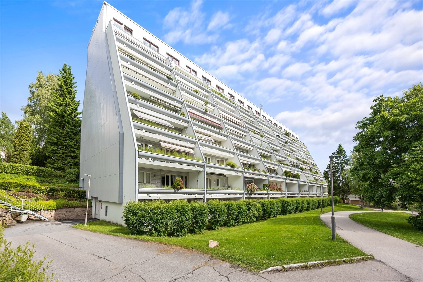 Fellesarealene er pent opparbeidet og inkluderer blant annet lekeplass. Galleribilde