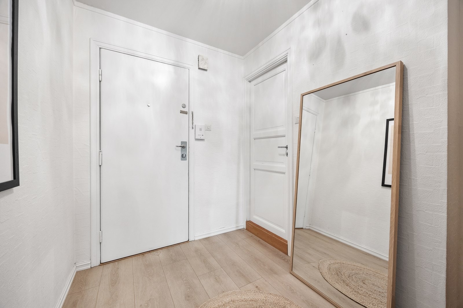 Velkommen inn! Her er det god plass til å henge fra seg yttertøy og sko Galleribilde