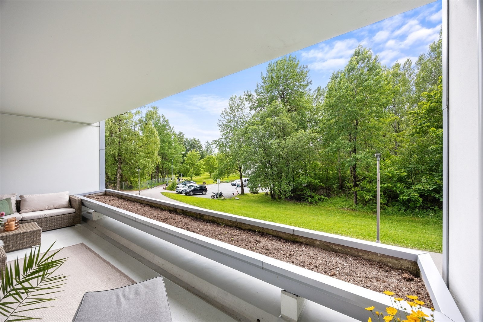 Den store terrassen fungerer som en fin forlengelse av stuen på varme dager. Fra terrassen har man en fin utsikt over sameiets grønne og velholdte fellesarealer Galleribilde