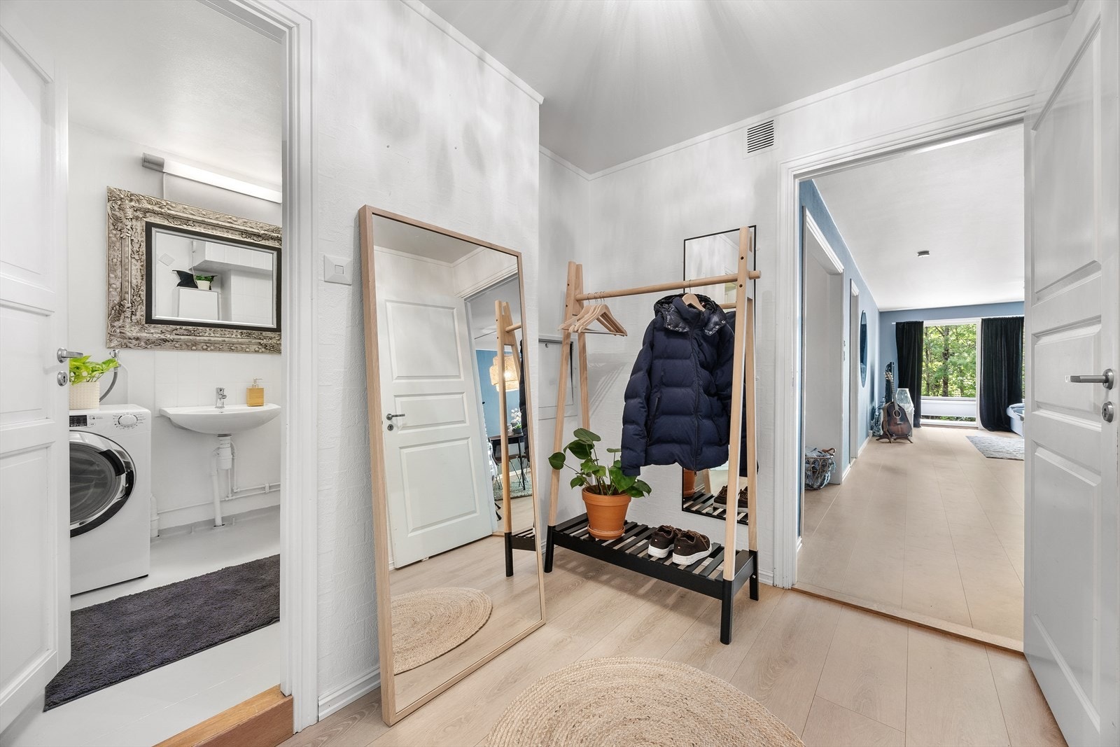 Herfra er det direkte adkomst til badet på høyre side og videre inn til leilighetens øvrige rom Galleribilde