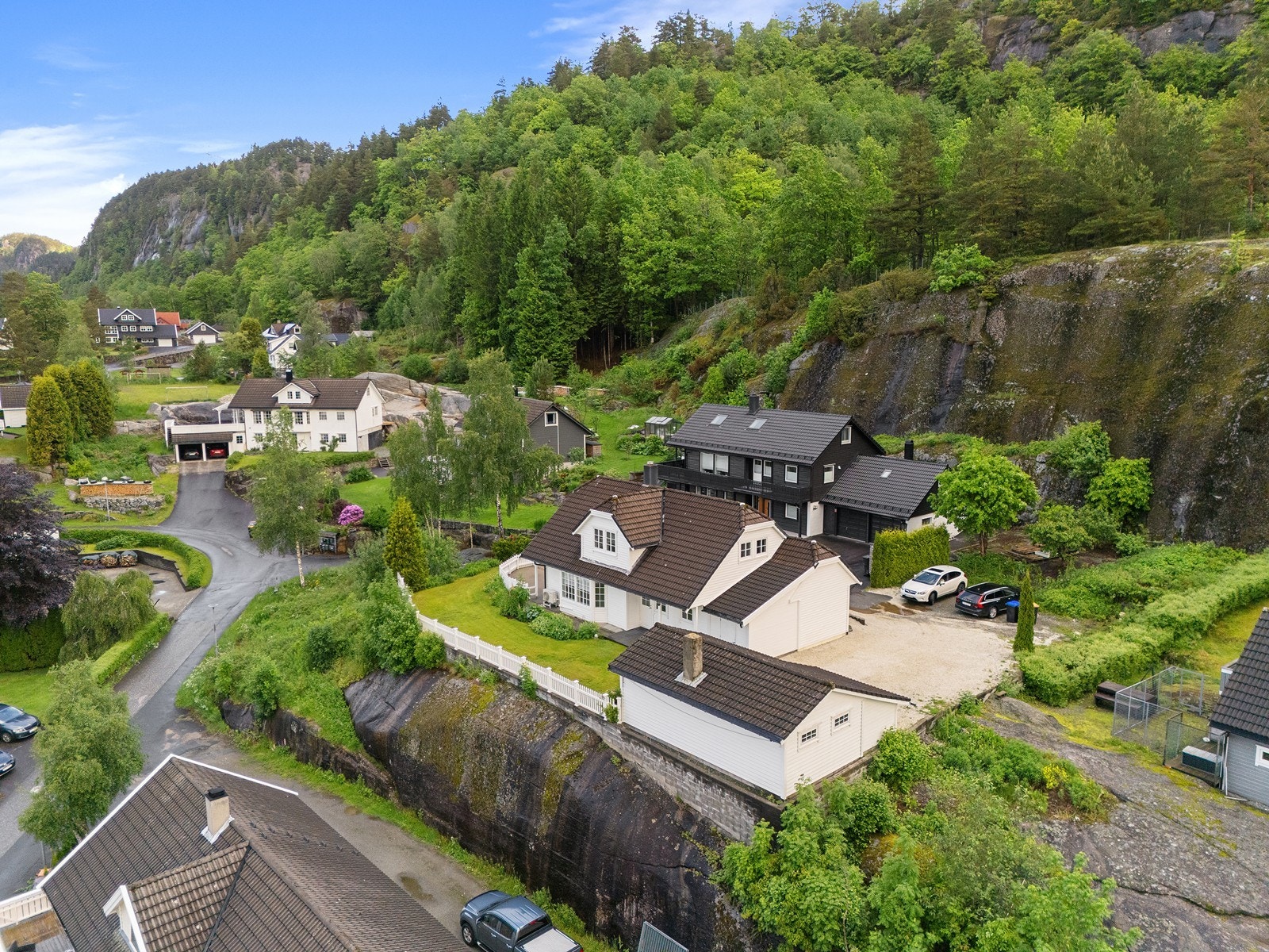 Koselig enebolig - God parkering på siden av boligen. Galleribilde