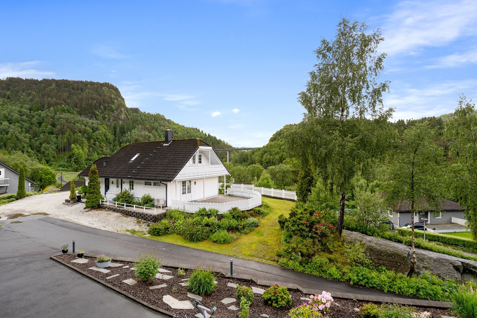Stor terrasse ut fra stuen, og videre adkomst til hagen. Galleribilde