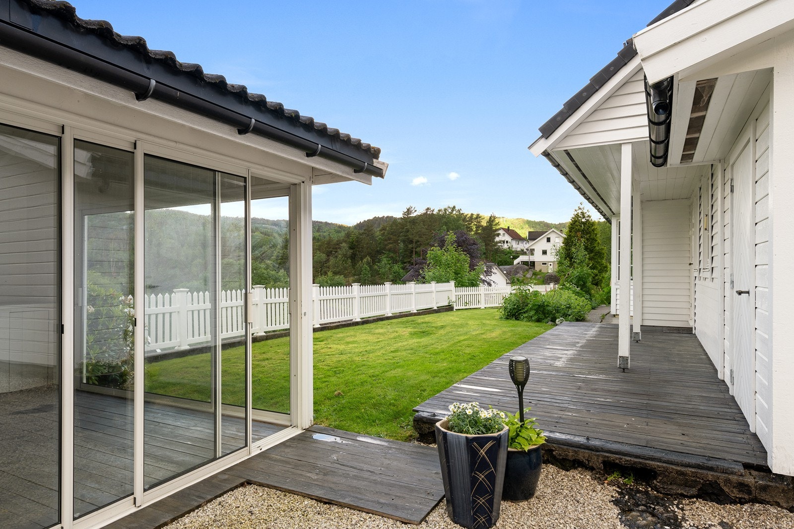 Terrasse og hage i forkant av boligen. Galleribilde