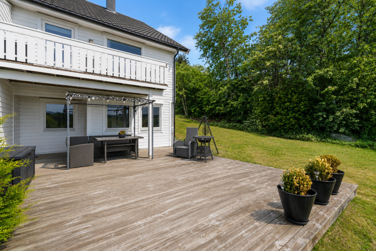 Fra underetasjen har man direkte adgang til terrasse og hage. Stor terrasse med mye plass til flere sittegrupper, grill og mere til. Galleribilde